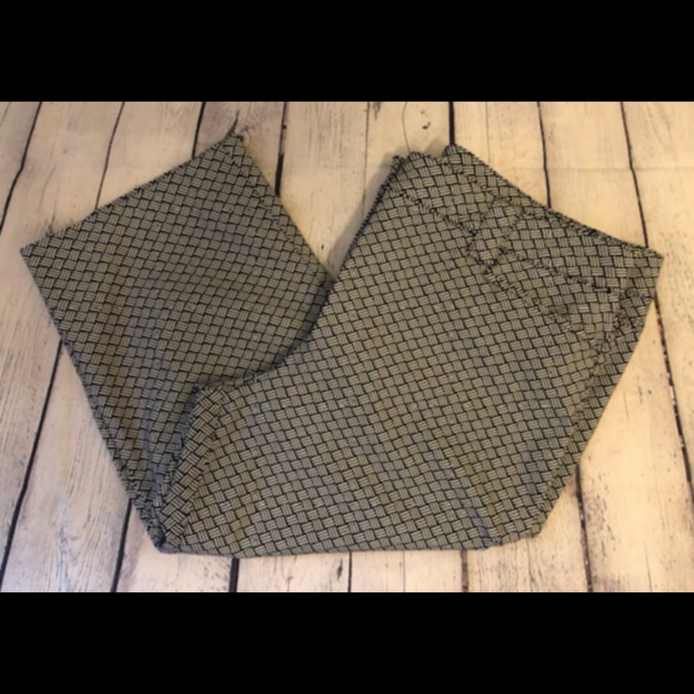 EUC Heart n Crush black & white capri pants - 16